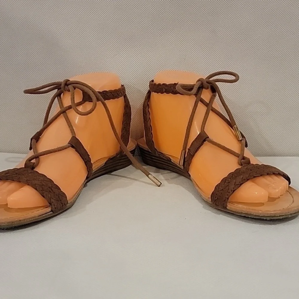 STEVE MADDEN BROWN STRAPPY‎ SANDALS (sz 7)